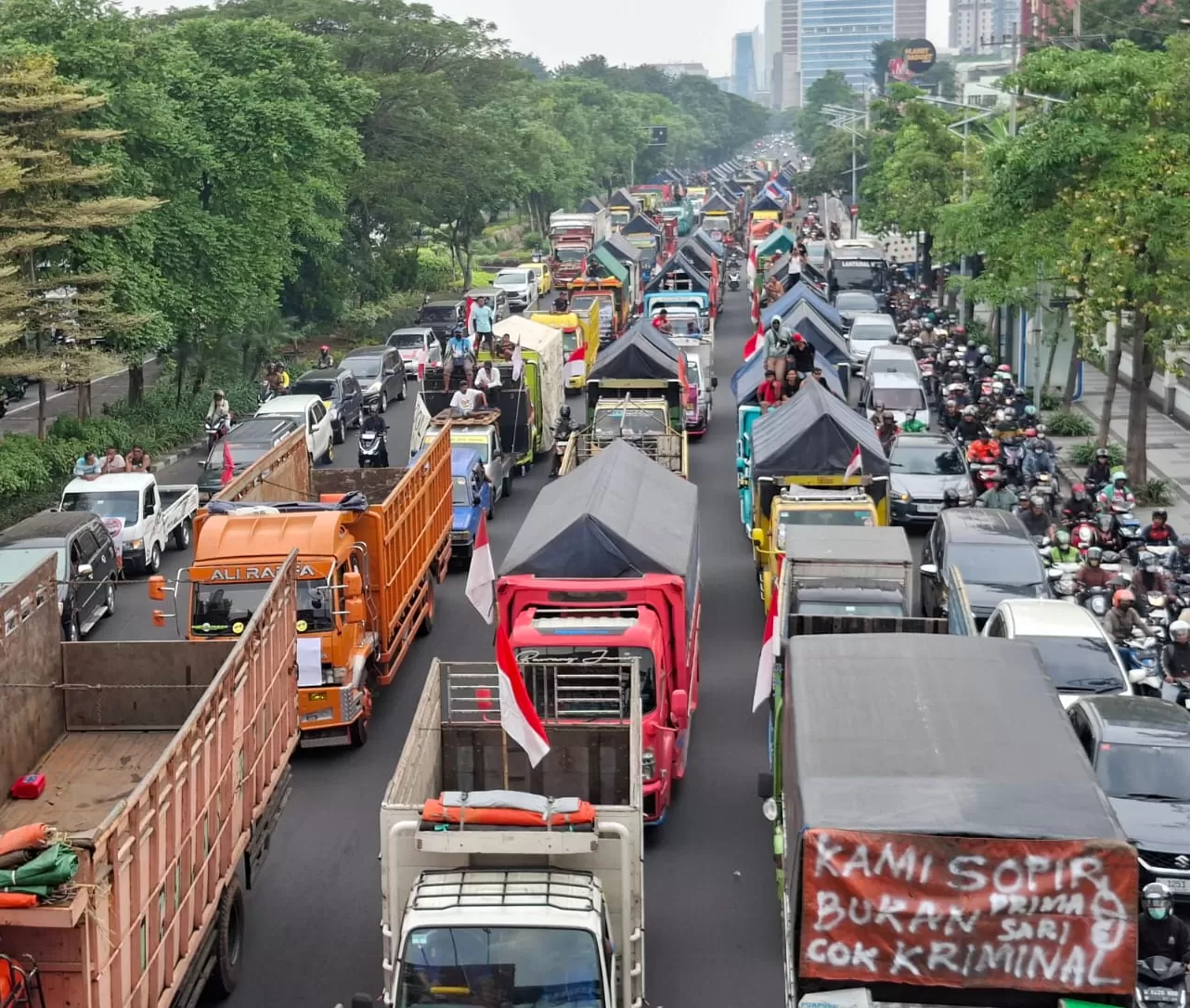MENGULAR : Ratusan truk mulai masuk Kota Surabaya. Demo sopir truk ini akan menuju ke Kantor Gubernur Jatim. (MAHRUS/RADAR SURABAYA) (MAHRUS/RADAR SURABAYA) - Image