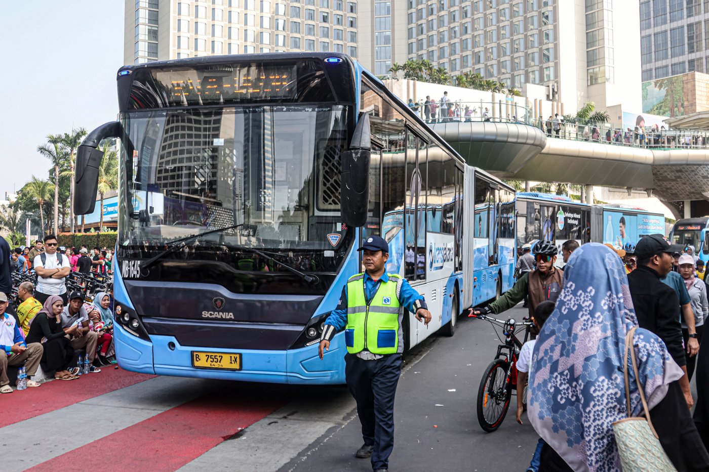 Sejumlah bus TransJakarta tertahan akibat banyaknya masyarakat yang memenuhi HBKB di halte TransJakarta Bundaran HI, Minggu (22/06/2025).  (Hanung Hambara/Jawa Pos)