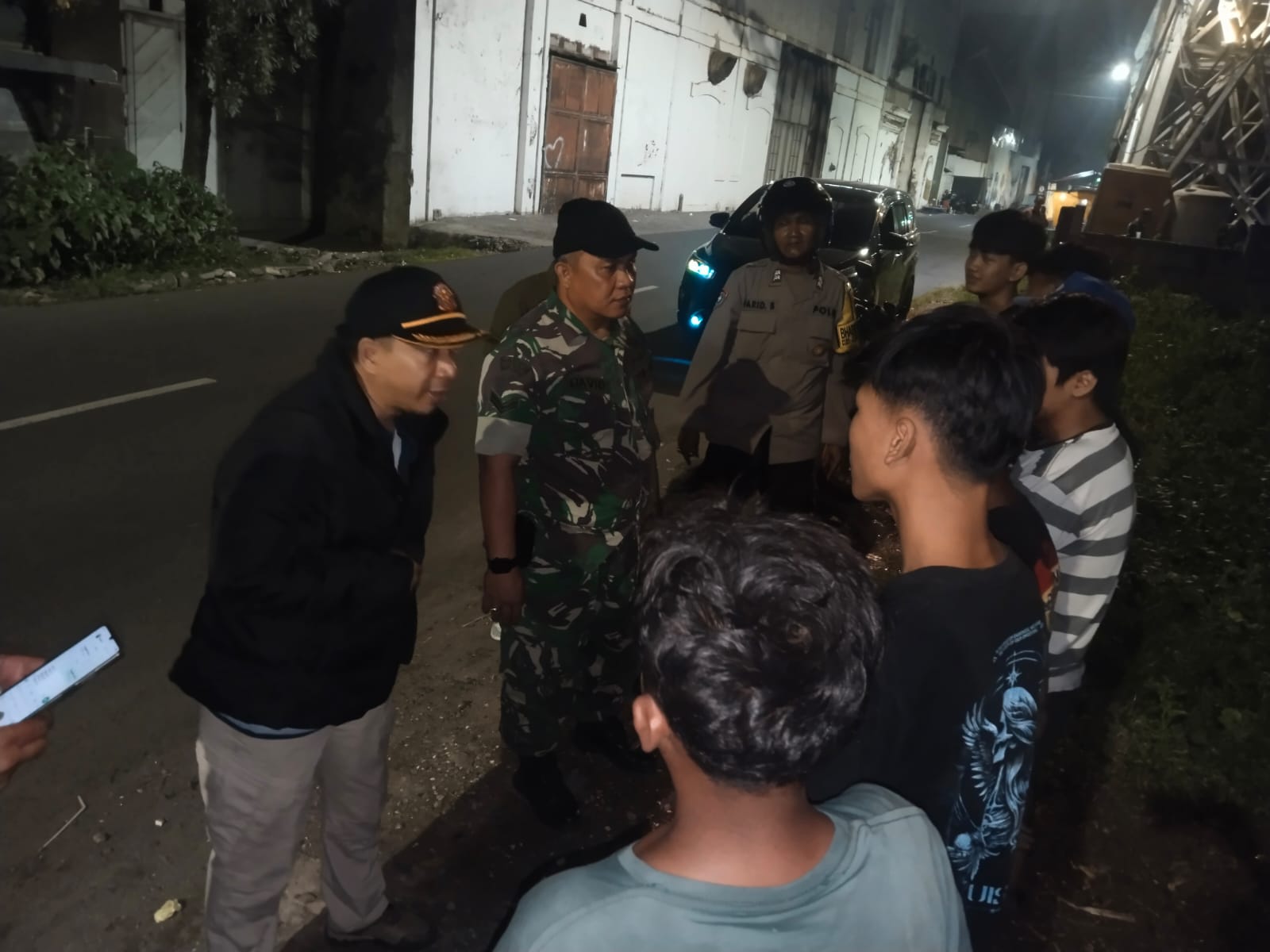Kecamatan Pabean Cantian tegur dan pulangkan anak aktivitas di atas jam malam. (Azami Ramadhan/Jawa Pos) - Image