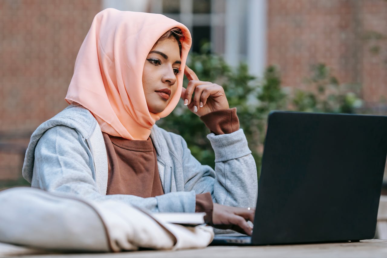 Jika Kamu Membaca Ulang Email Berkali-kali Sebelum Mengirimnya, Kamu Cenderung Punya 8 Ciri Kepribadian Ini, Menurut Psikologi - Image