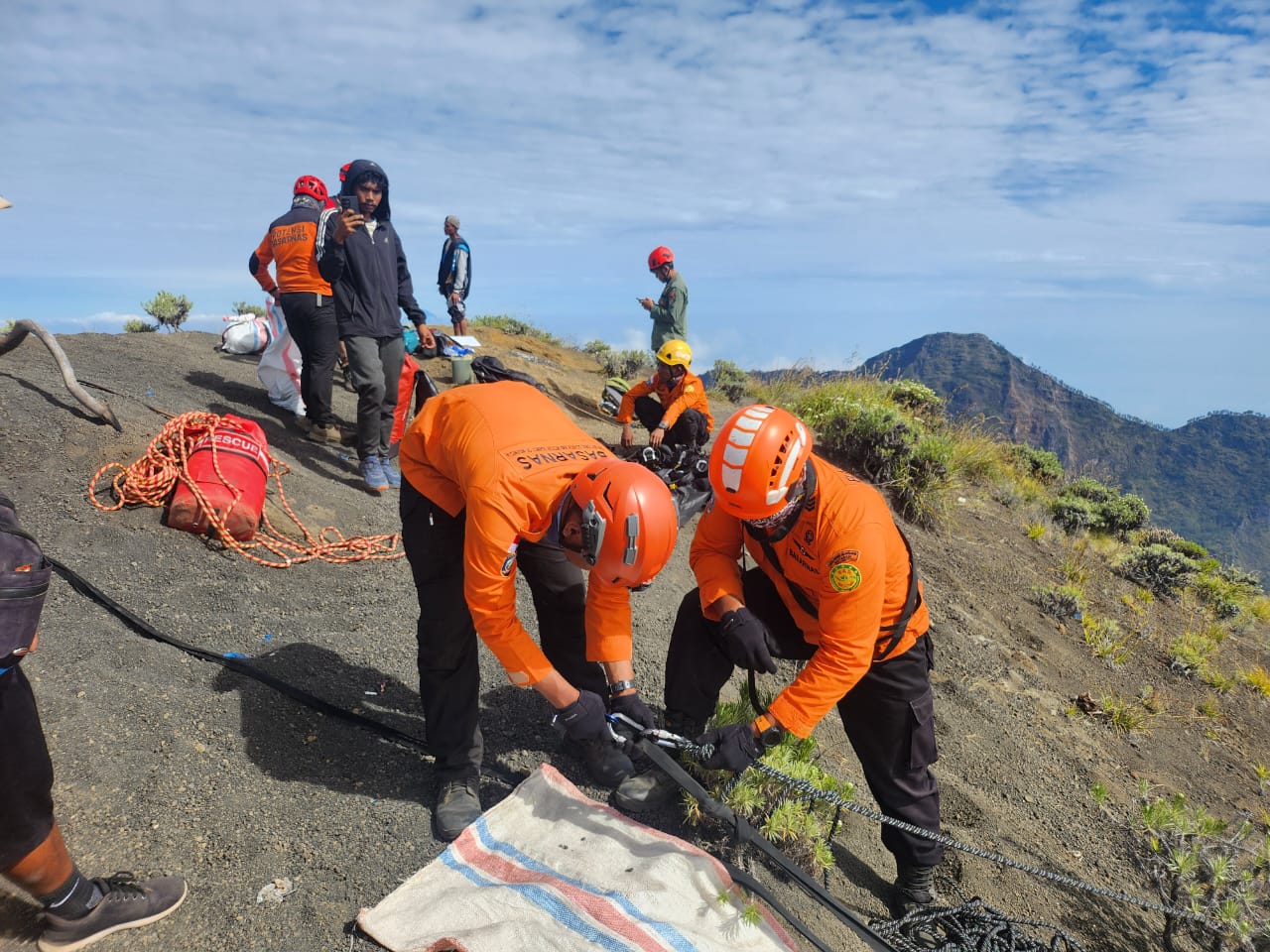 Evakuasi pendaki asal Brazil di Gunung Rinjani oleh Tim SAR masih berlangsung sampai Selasa (24/6). (Basarnas) - Image