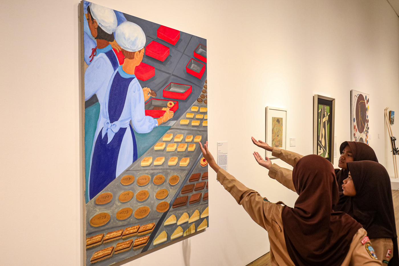 Pengunjung melihat pameran bertajuk Pointing to the Synchronous Windows di Museum MACAN, Jakarta, Ra