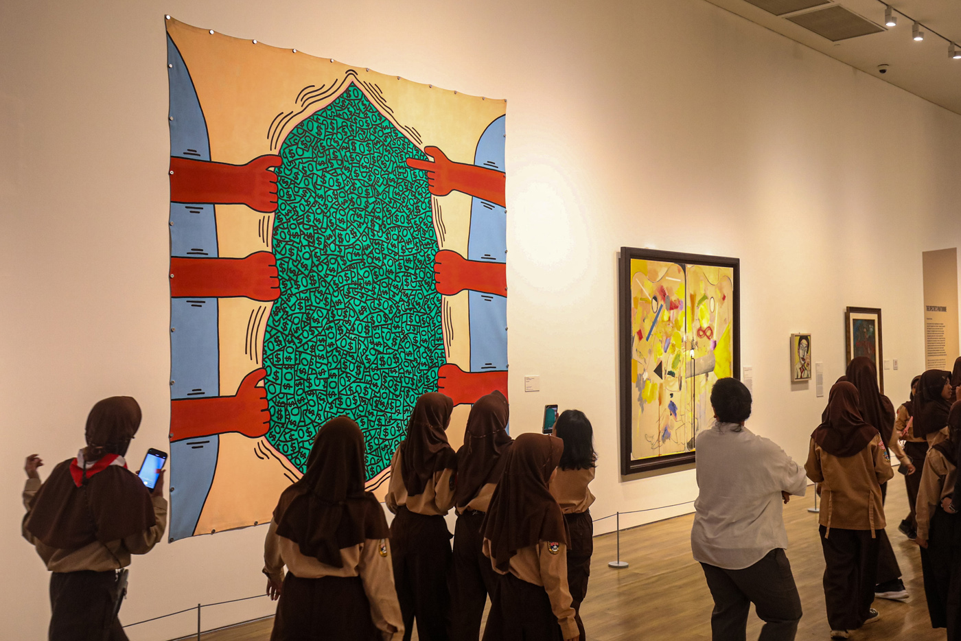 Pengunjung melihat pameran bertajuk Pointing to the Synchronous Windows di Museum MACAN, Jakarta, Ra