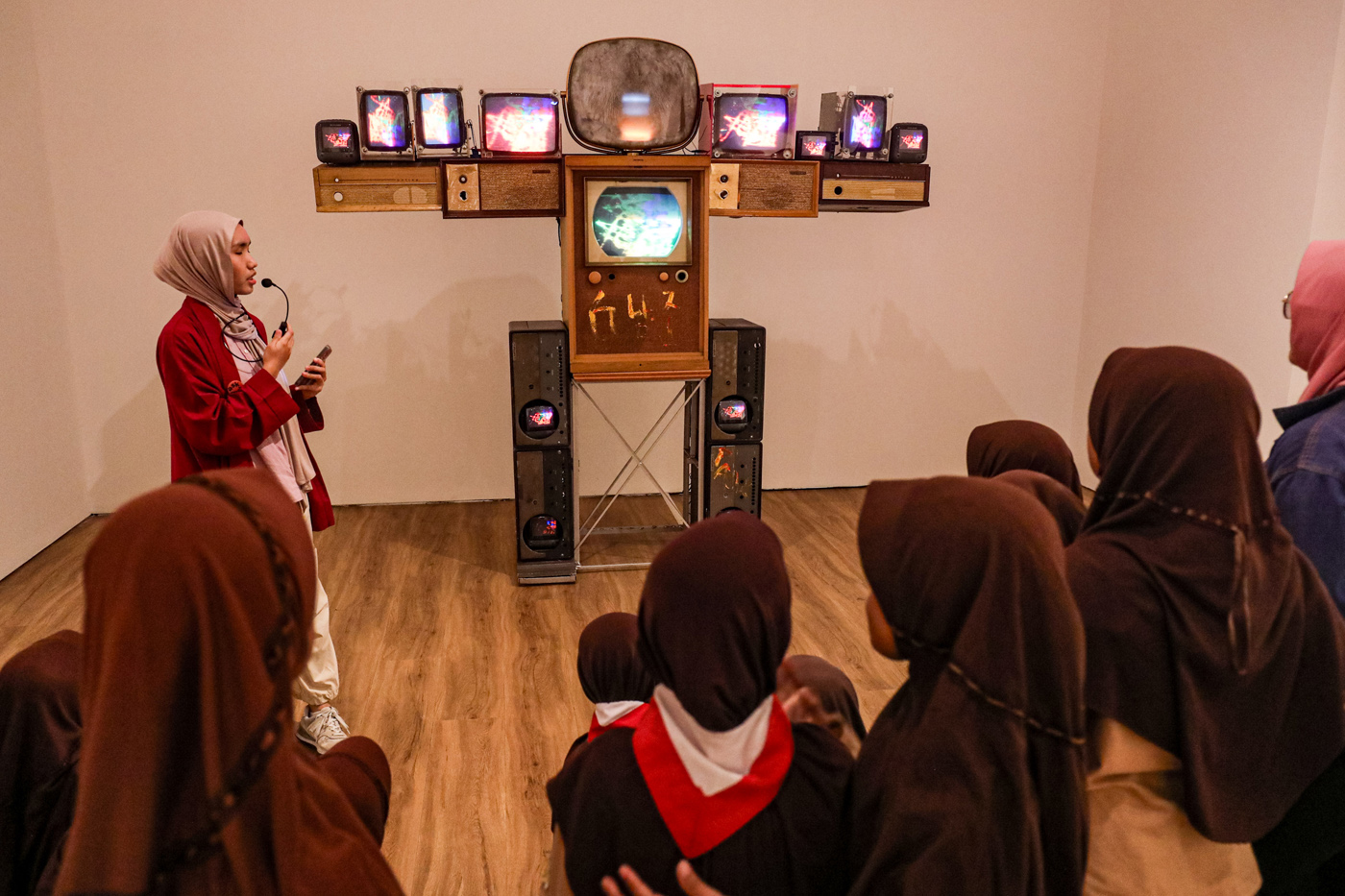 Pengunjung melihat pameran bertajuk Pointing to the Synchronous Windows di Museum MACAN, Jakarta, Ra
