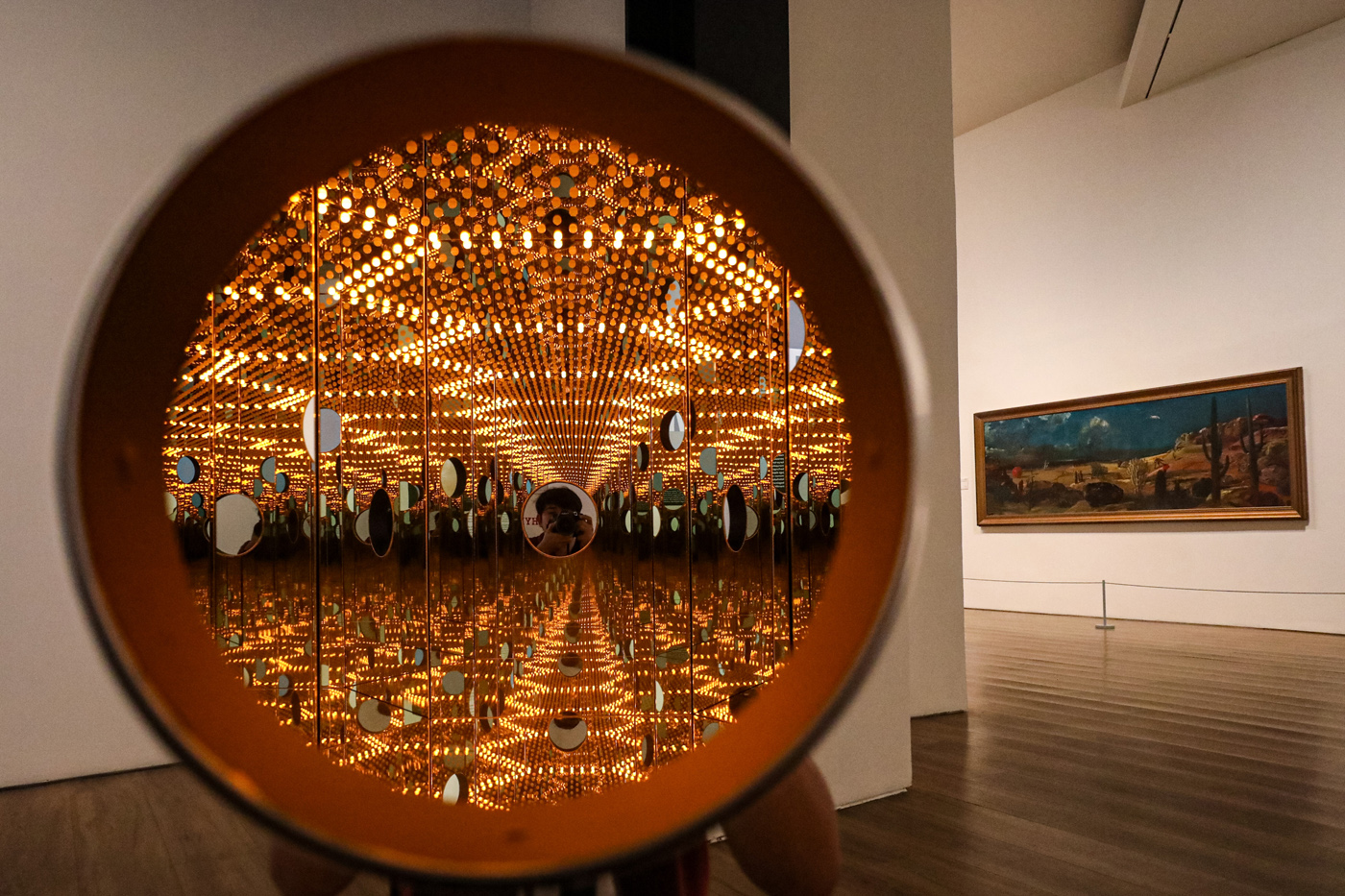 Pengunjung melihat pameran bertajuk Pointing to the Synchronous Windows di Museum MACAN, Jakarta, Ra