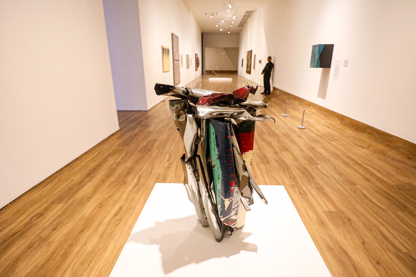 Pengunjung melihat pameran bertajuk Pointing to the Synchronous Windows di Museum MACAN, Jakarta, Ra
