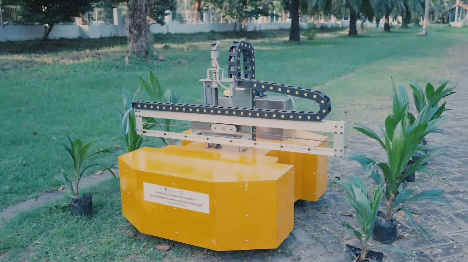 iFovib-G, robot cerdas hasil riset ITS yang dirancang untuk mendeteksi dini penyakit Ganoderma boninense pada tanaman sawit sebelum gejalanya tampak di permukaan. (ITS) - Image