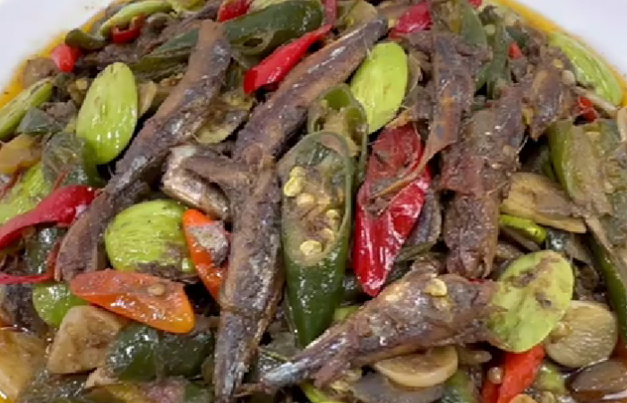 Resep Tumis Ikan Asin Cabe Ijo yang Enak dan Bikin Nagih - Image