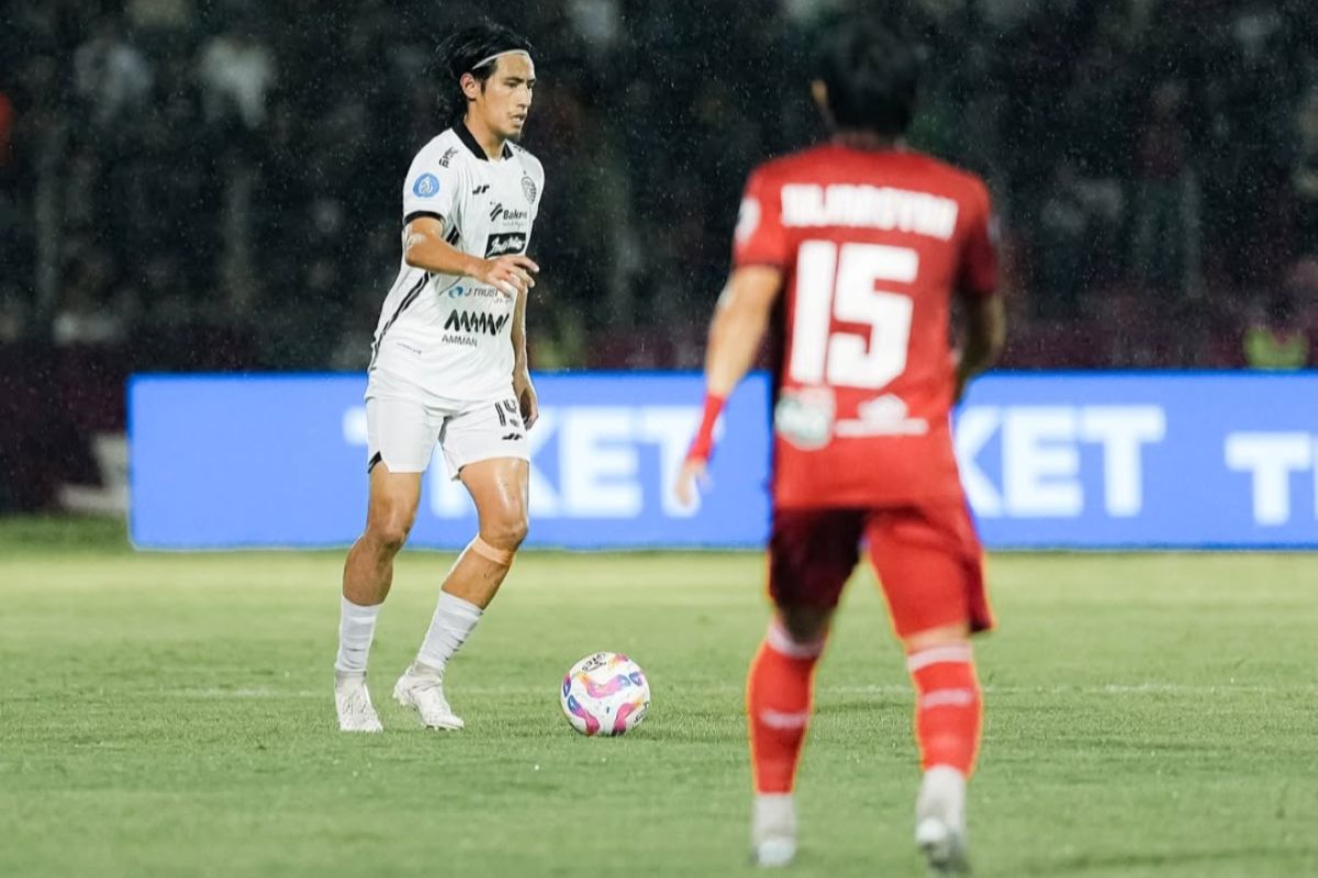 Gelandang bertahan Hanif Sjahbandi akan tetap berseragam Persija Jakarta hingga 2027. (Dok. Persija) - Image