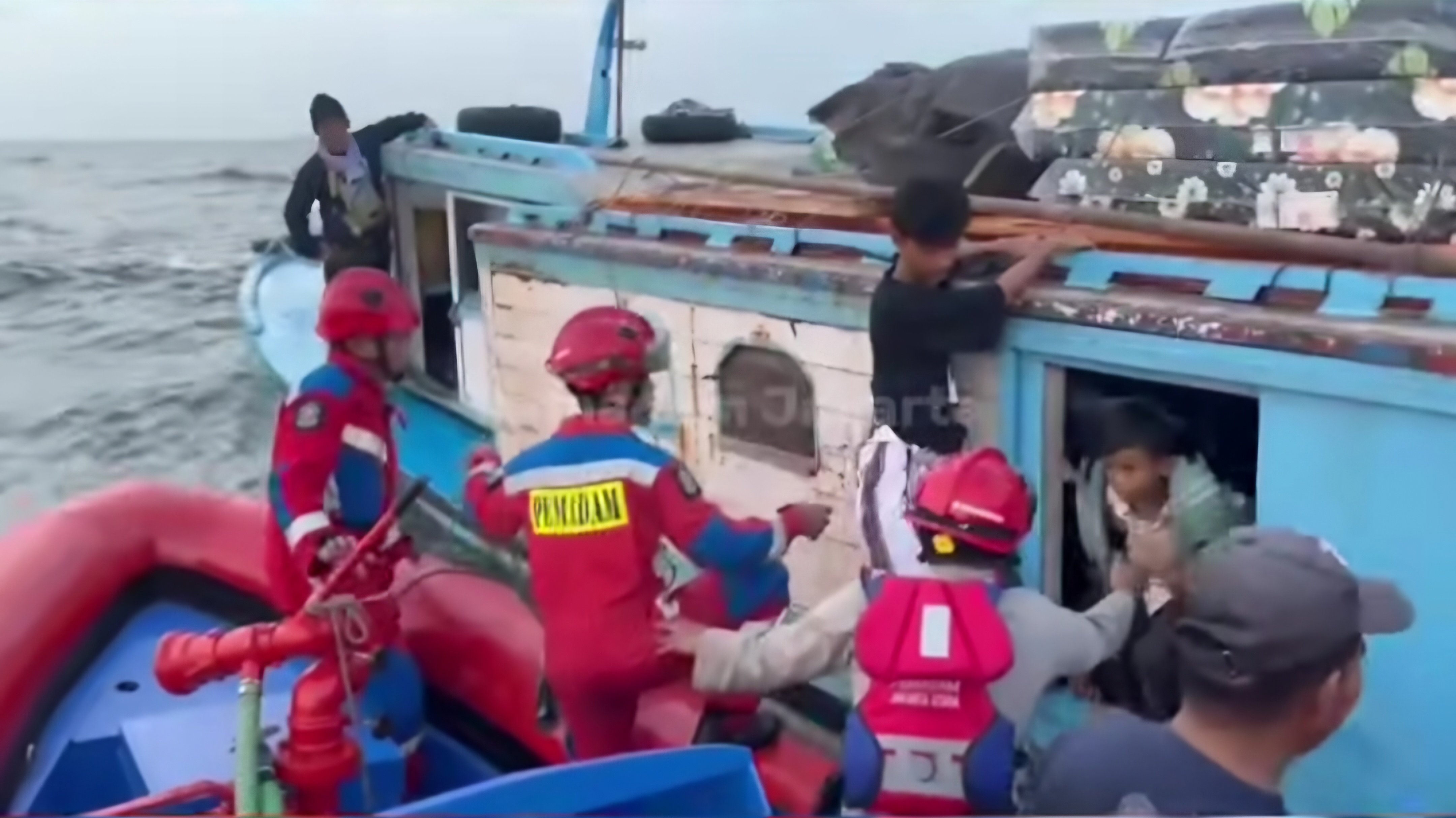 Sudin Gulkarmat Jakarta Utara melakukan evakuasi kapal penumpang KM Doa Ibu yang mengalami kerusakan mesin di perairan Pulau Laki, Kepulauan Seribu Selatan. (Istimewa) - Image