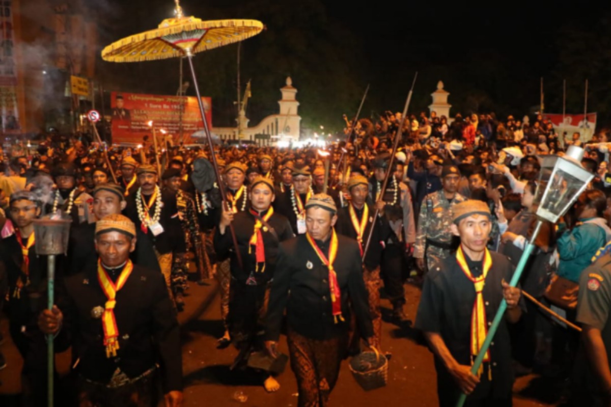 Prosesi kirab pusaka malam 1 Suro di Keraton Solo. (dok. humas.jatengprov.go.id) - Image
