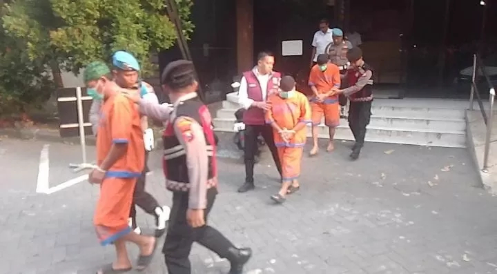 Tiga kepala desa saat diamankan Polresta Sidoarjo, Senin (23/6). (Diky Sansiri/Radar Sidoarjo) - Image