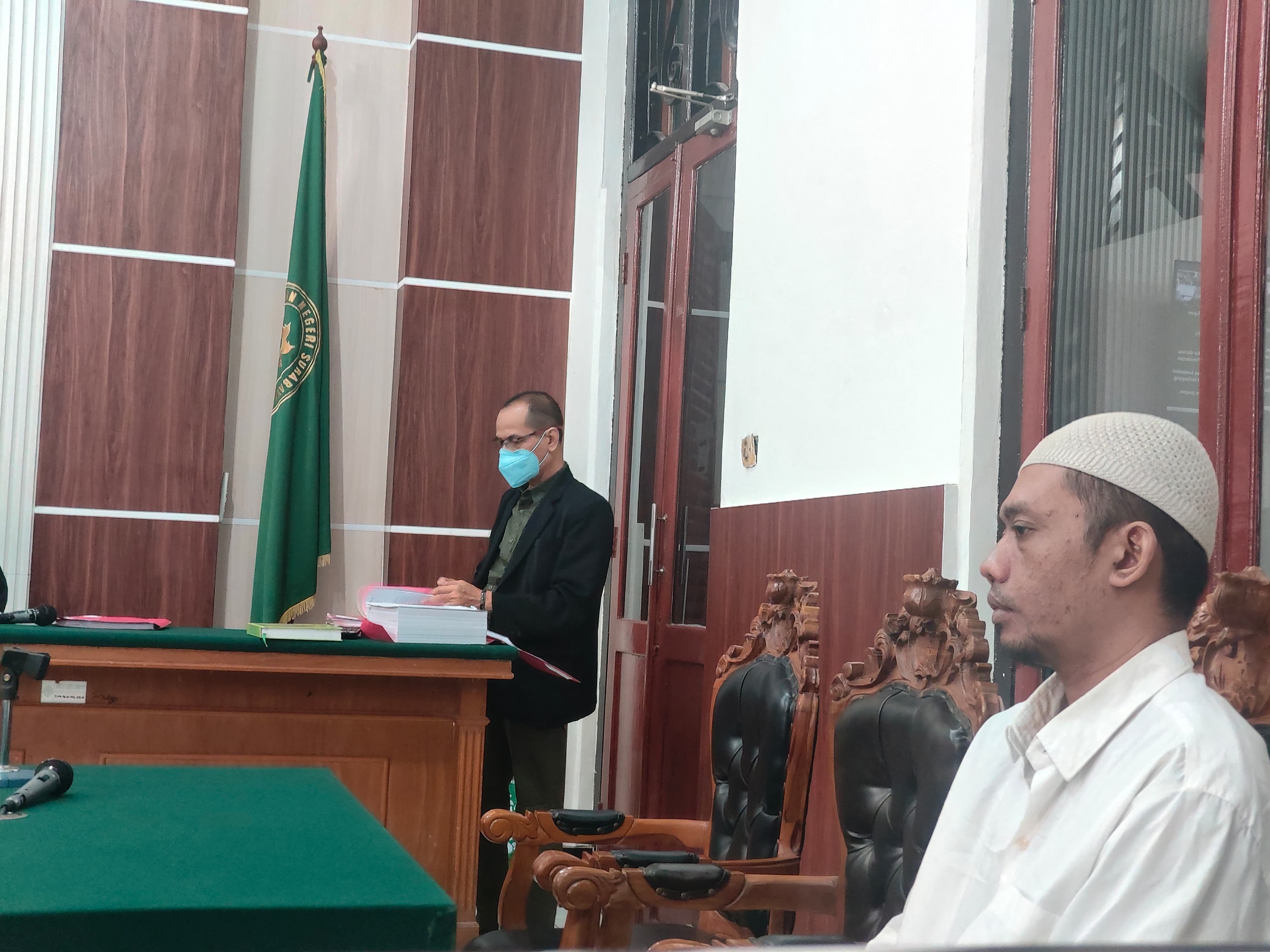 Terdakwa perkara pemerasan, Ossy Miranto, duduk di kursi pesakitan Pengadilan Negeri (PN) Gresik. (Sholeh Hilmi Qosim/Jawa Pos) - Image