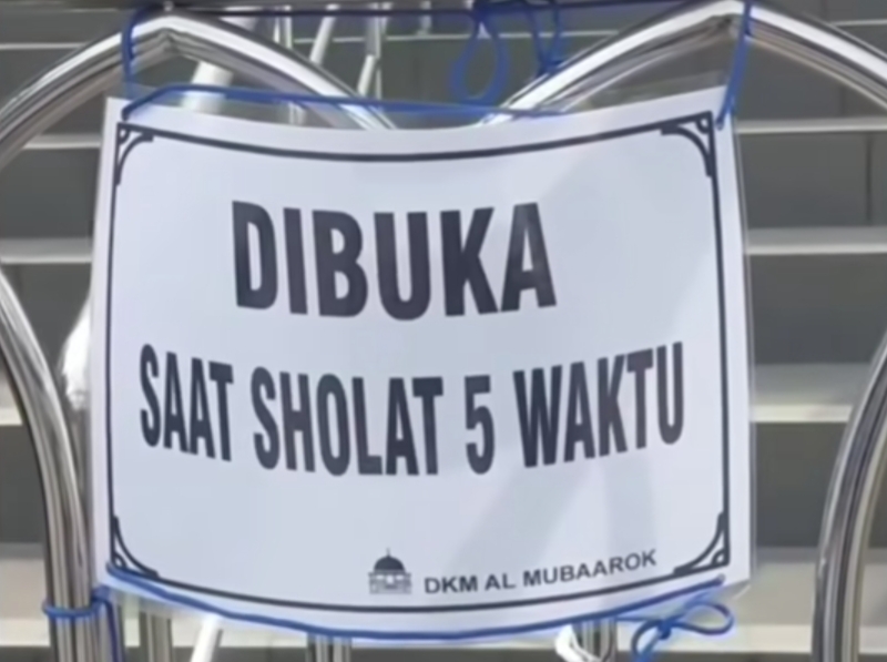 masjid Alubarok digembok. (instagram: lambe_turah) - Image