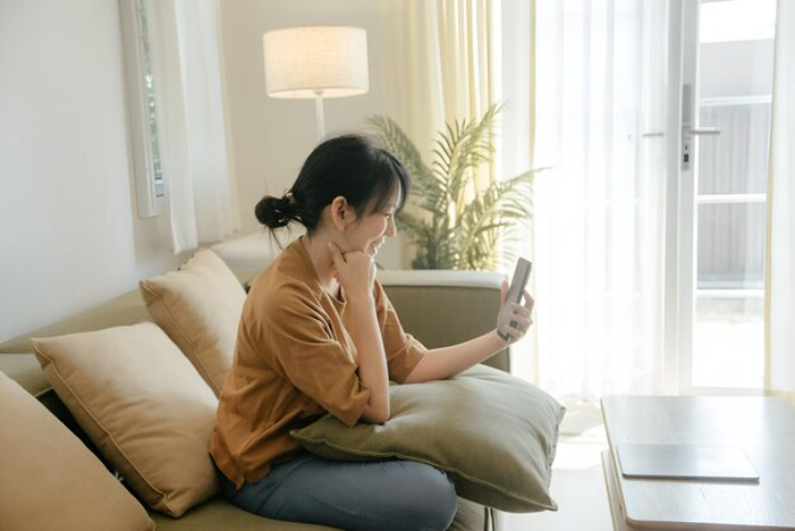 seseorang yang membiarkan ponselnya dalam model senyap./Freepik/hubmovel68 - Image