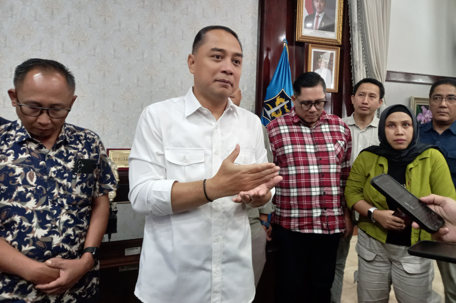 Wali Kota Surabaya Eri Cahyadi akan menutup minimarket yang tidak menyediakan jukir resmi pekan ini. (Novia Herawati/JawaPos.com) - Image