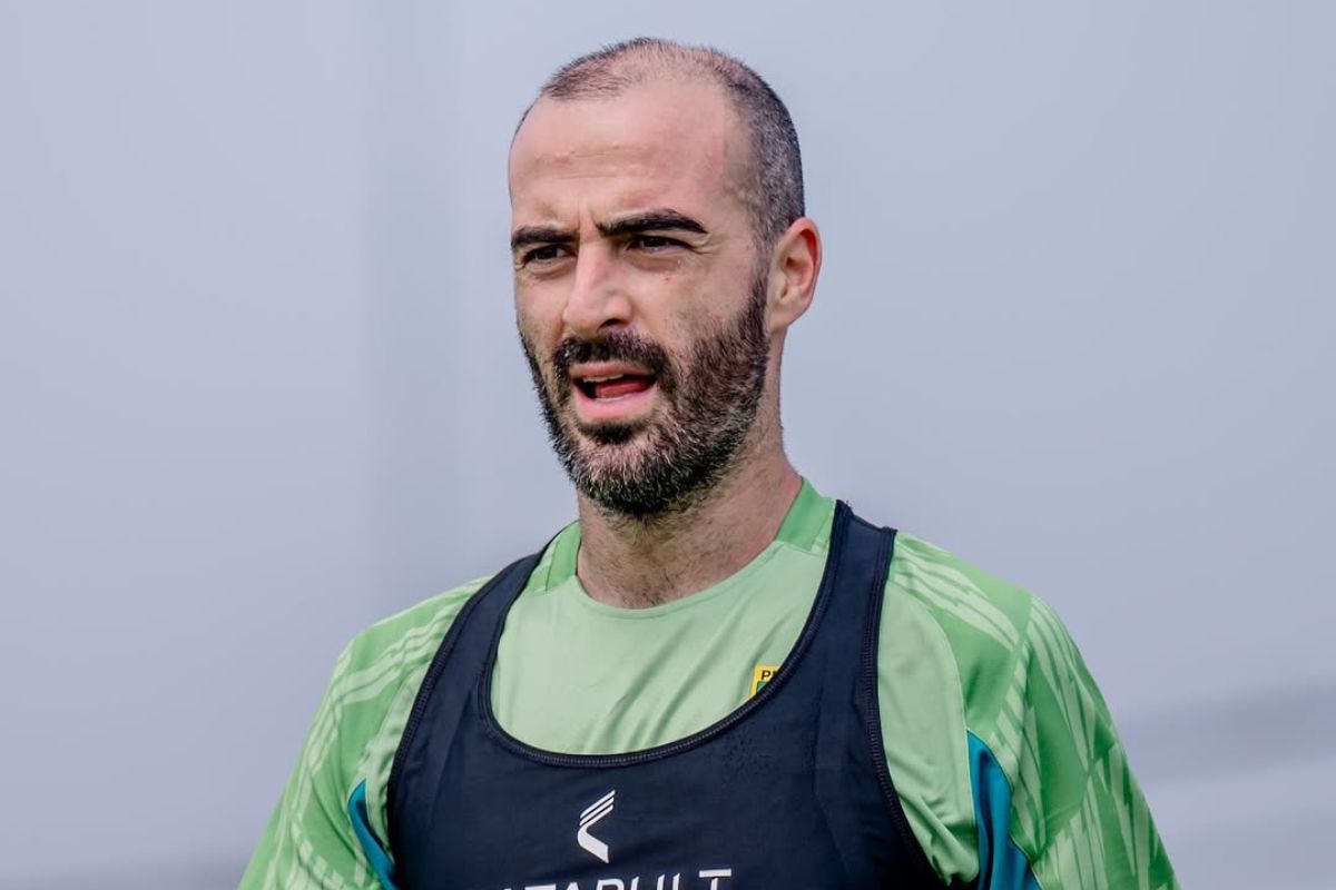 Milos Raickovic nyaman berlatih bersama Persebaya Surabaya. (Media Persebaya) - Image