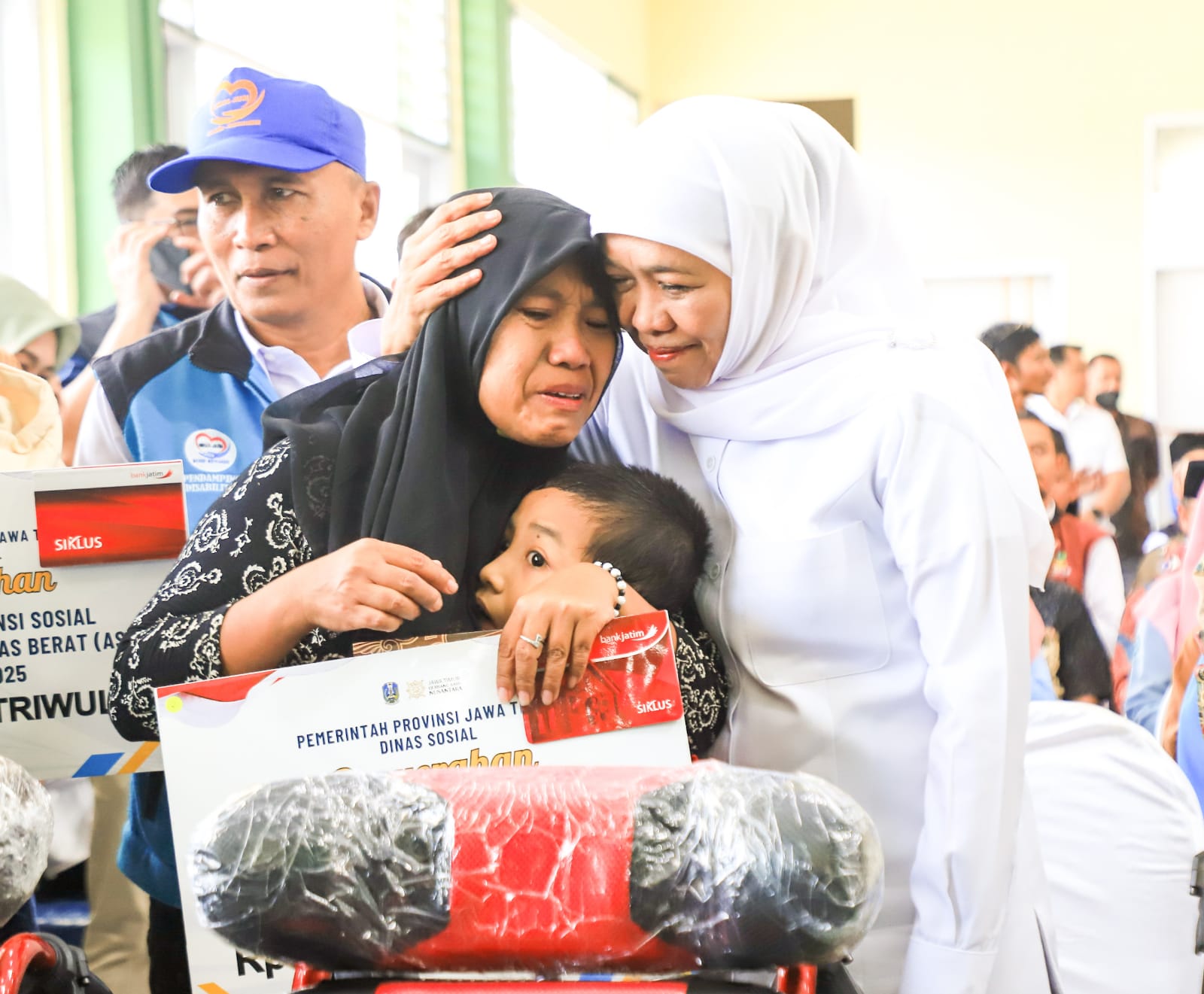 Gubernur Jatim Khofifah Indar Parawansa menyerahkan bantuan sosial dan zakat produktif senilai Rp5,69 miliar untuk warga Jombang, Jumat (27/6). (Pemprov Jatim) - Image