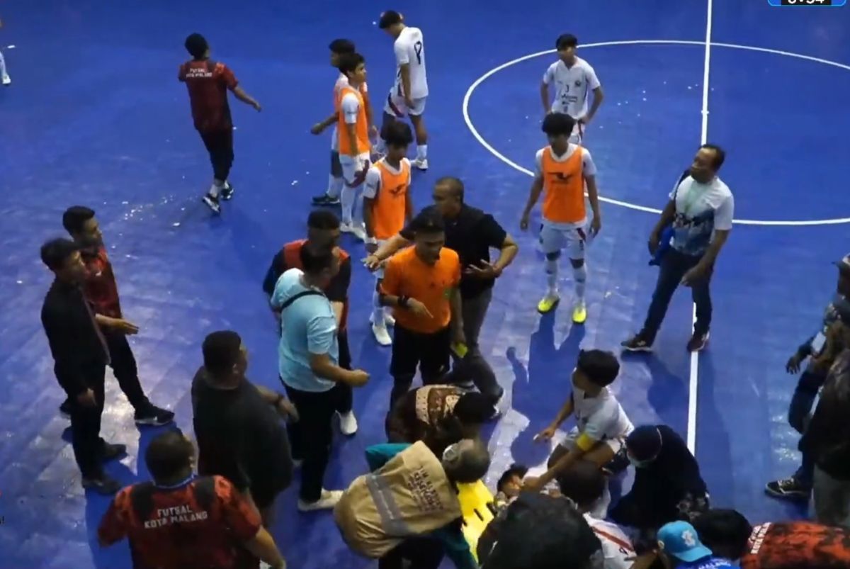 Final futsal Porprov Jatim IX 2025 antara Kota Malang dan Kota Surabaya berujung ricuh. (Tangkapan layar video Youtube @AFPJatim) - Image