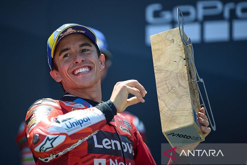 Marc Marquez dari Ducati Lenovo berpose di podium usai menjuarai MotoGp Aragon Grand Prix di sirkuit Motorland Aragon, Alcaniz, Spanyol (8/6/2025). (ANTARA) - Image