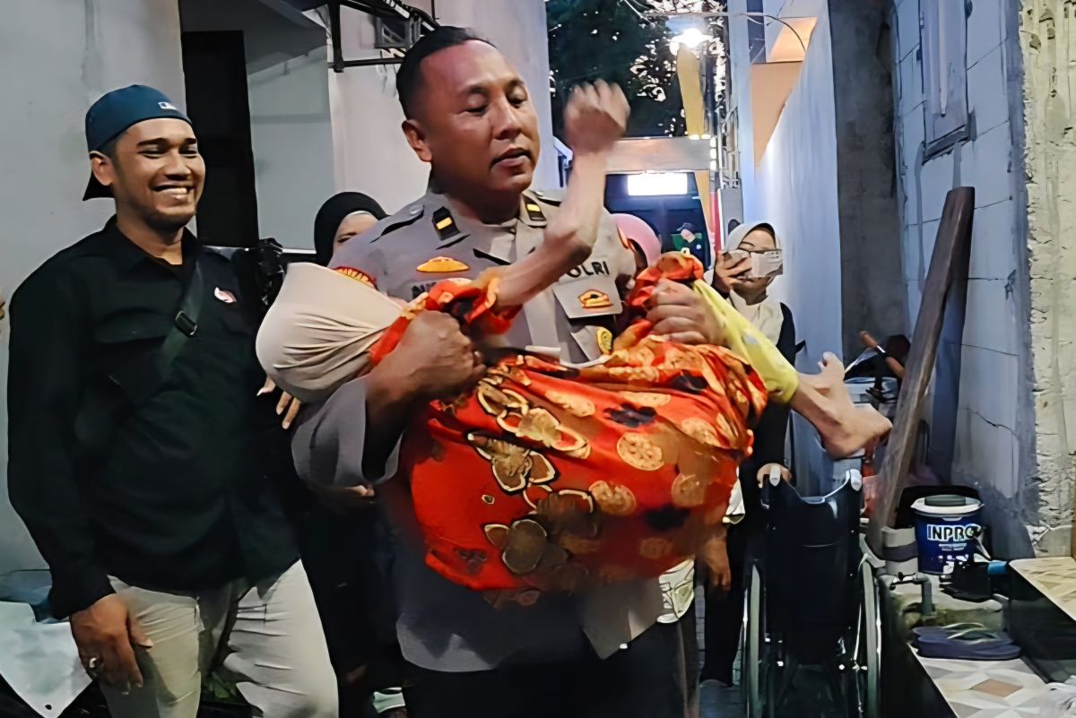Anggota Polri Purnomo mendatangi kediaman Mbah Nasikah di Surabaya. (Unggahan Instagram @purnomopolisibaik) - Image