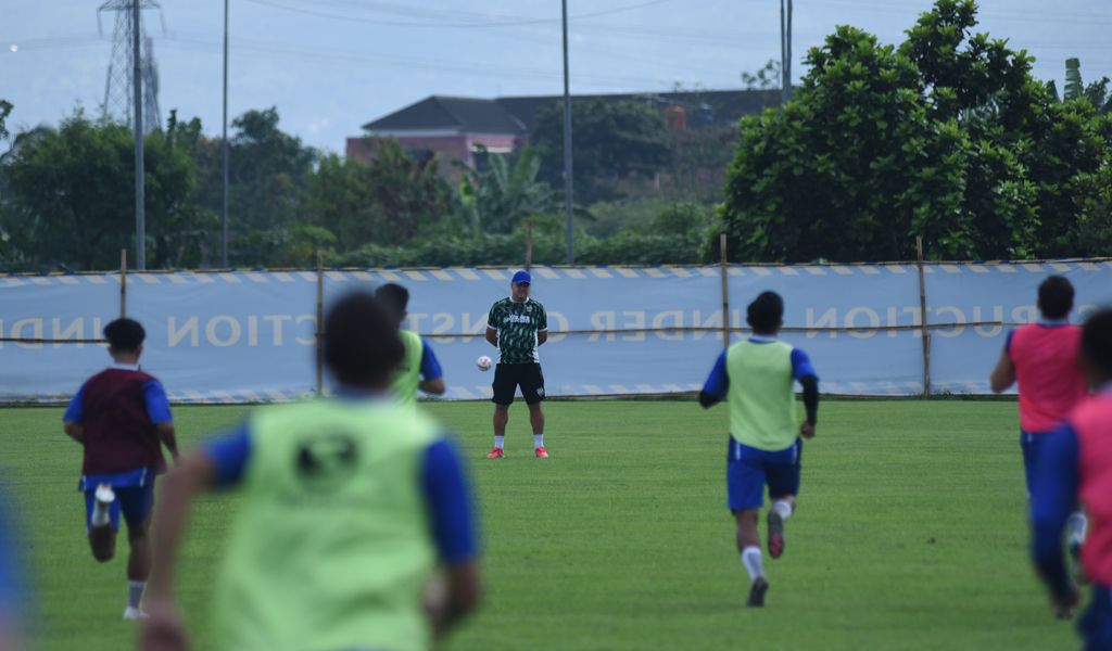 Para pemain Persib saat jalani latihan perdana usai libur panjang di GBLA, dipimpin langsung pelatih Bojan Hodak. (Dok. Persib) - Image