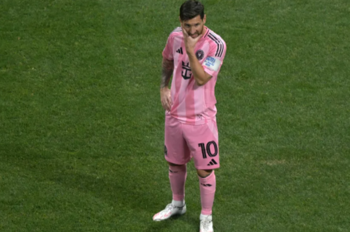 Lionel Messi kecewa usai Inter Miami kalah telak 0-4 dari PSG di Club World Cup 2025. (talkSPORT) - Image
