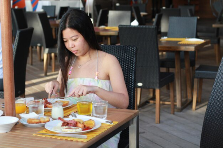 seseorang yang selalu mengawali hari dengan sarapan./Freepik. - Image