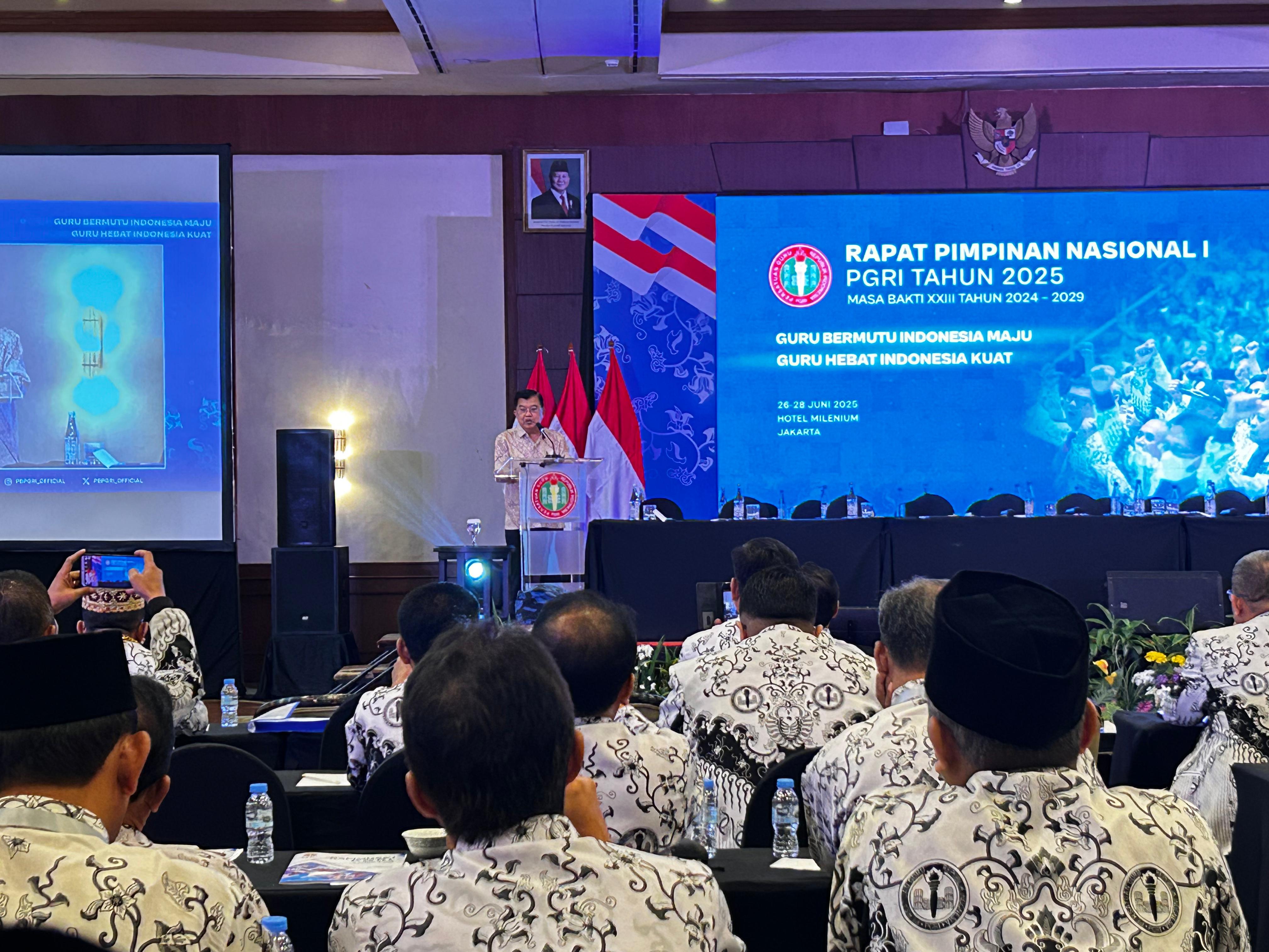 Jusuf Kalla memberi wejangan di Rapimnas PGRI 2025. (ZALZILATUL HIKMIA/Jawa Pos) - Image