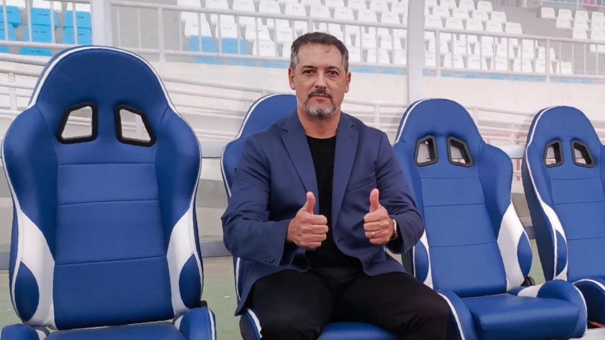 Marcos Santos memiliki alasan bersedia menangani Arema FC. (Dok. LIB) - Image