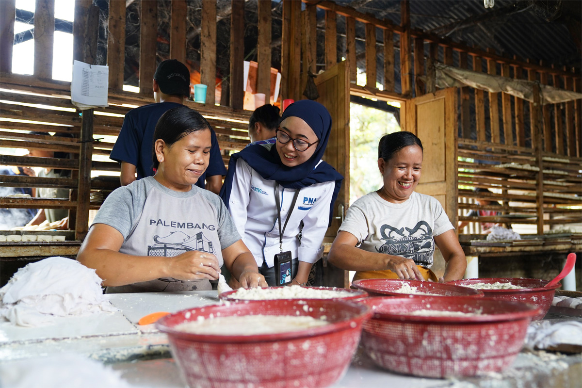 Melalui semangat Hari Keluarga Nasional, PNM menegaskan optimisme bahwa perempuan prasejahtera yang berdaya akan menjadi kunci bagi terwujudnya keluarga yang tangguh dan mandiri/(Istimewa). - Image