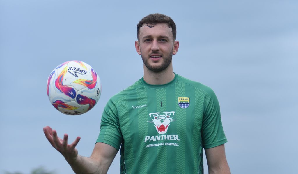 Adam Przybek menjalani latihan perdana bersama Persib di Lapangan GBLA. (Dok. Persib) - Image