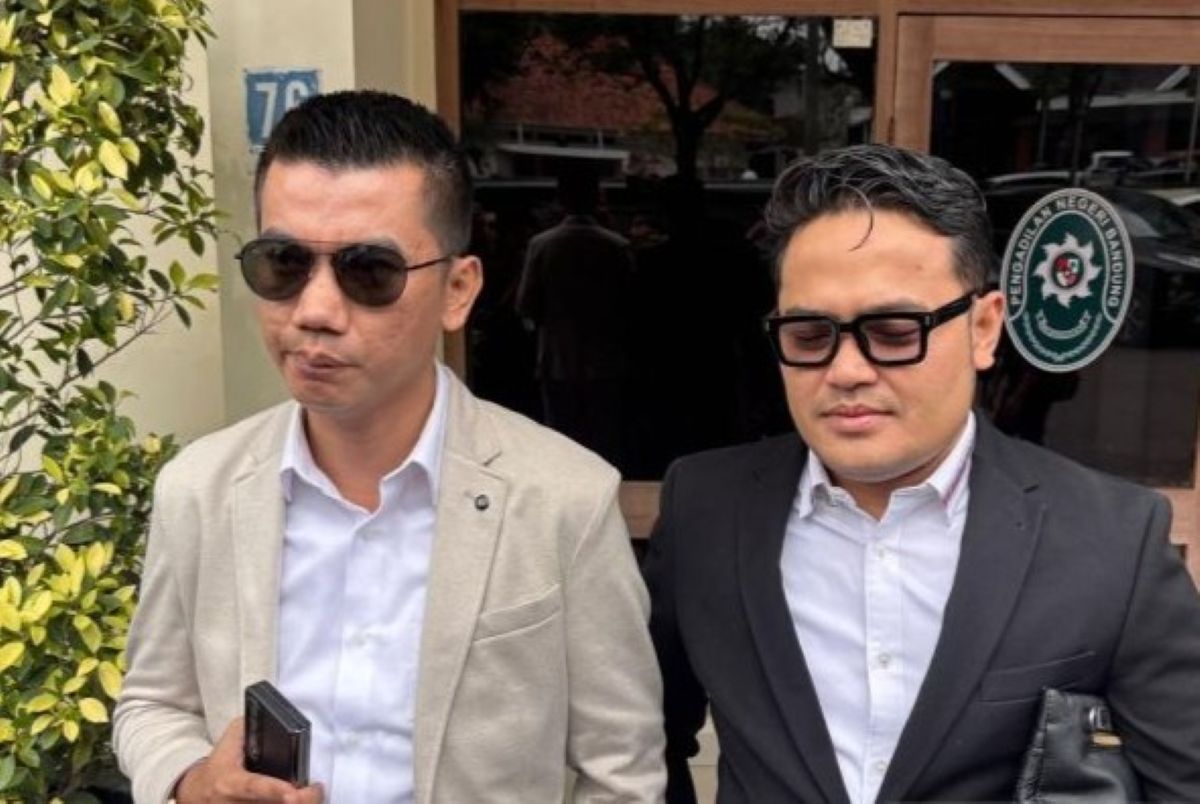 Kuasa hukum Revelino, Fikri Wijaya (kiri) usai sidang di PN Bandung, Selasa (1/7). (Rubby Jovan/Antara) - Image