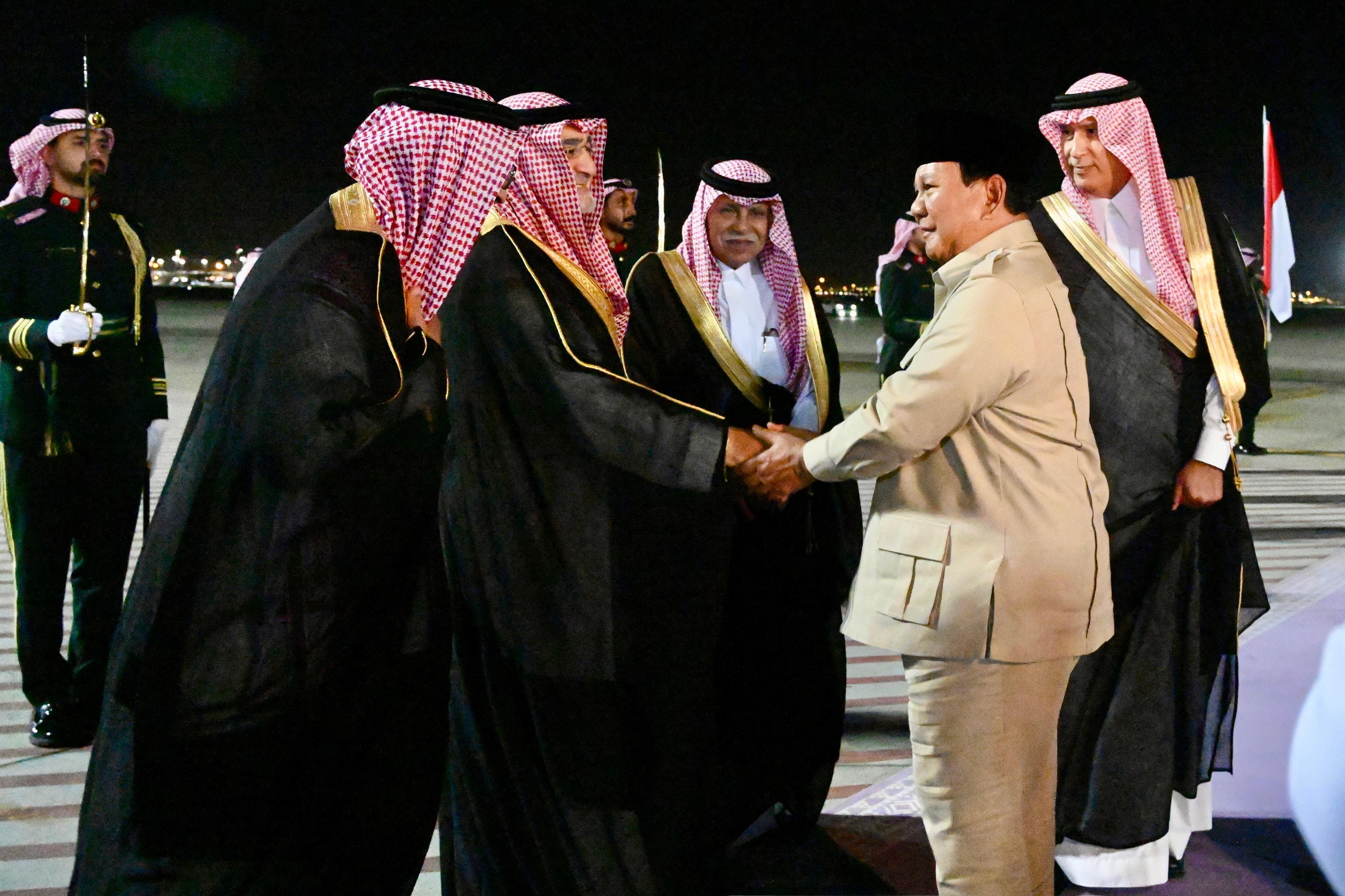 Presiden Prabowo Subianto tiba di Bandara Internasional King Abdul Aziz, Jeddah, Arab Saudi, Selasa (1/7), sekitar pukul 21.12 waktu setempat. (Istimewa). - Image