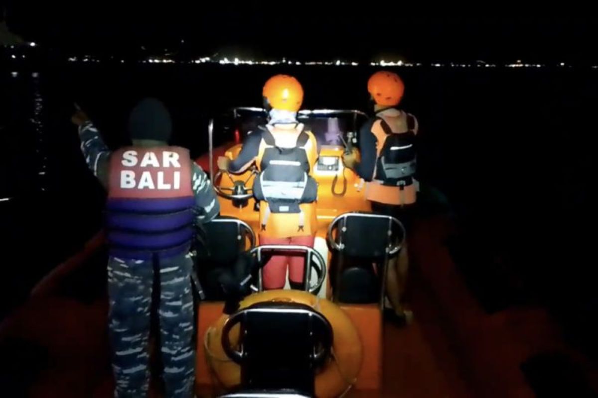 Kantor Basarnas Bali turunkan Pos Sar Jembrana bantu cari penumpang kapal tenggelam di Selat Bali, Denpasar, Kamis (3/7). (Basarnas Bali/Antara) - Image