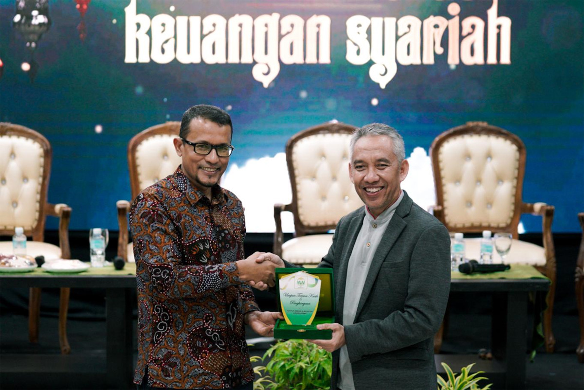 VP Operasional Pegadaian Kanwil I Sumut-Aceh Basuki Tri Andayani bersama DR. Iskandar, Wakil Rektor I UIN Sultanah Nahrasiyah dalam acara seminar keuangan syariah di Lhokseumawe, Aceh, Minggu (29/06). - Image