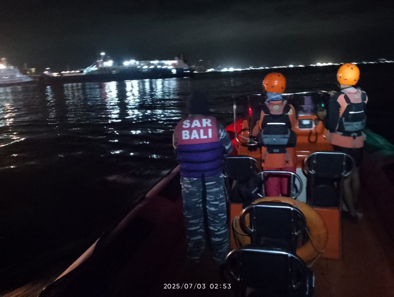 Tim SAR melakukan evakuasi terhadap korban tenggelamnya KMP Tunu Pratama Jaya di Perairan Selat Bali. (Basarnas). - Image