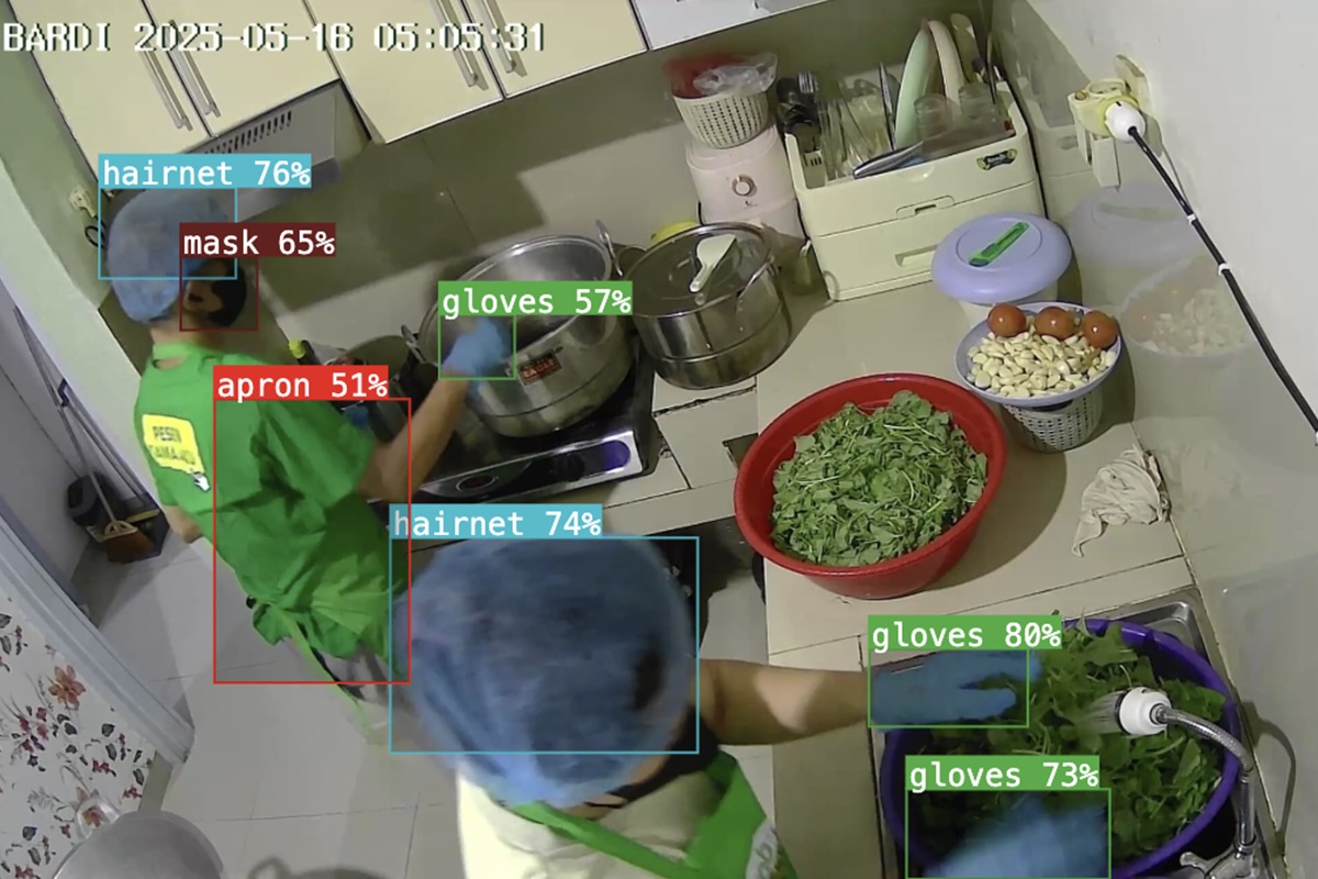 Awak dapur yang memasak MBG dipantau kamera pengawas. (Istimewa) - Image
