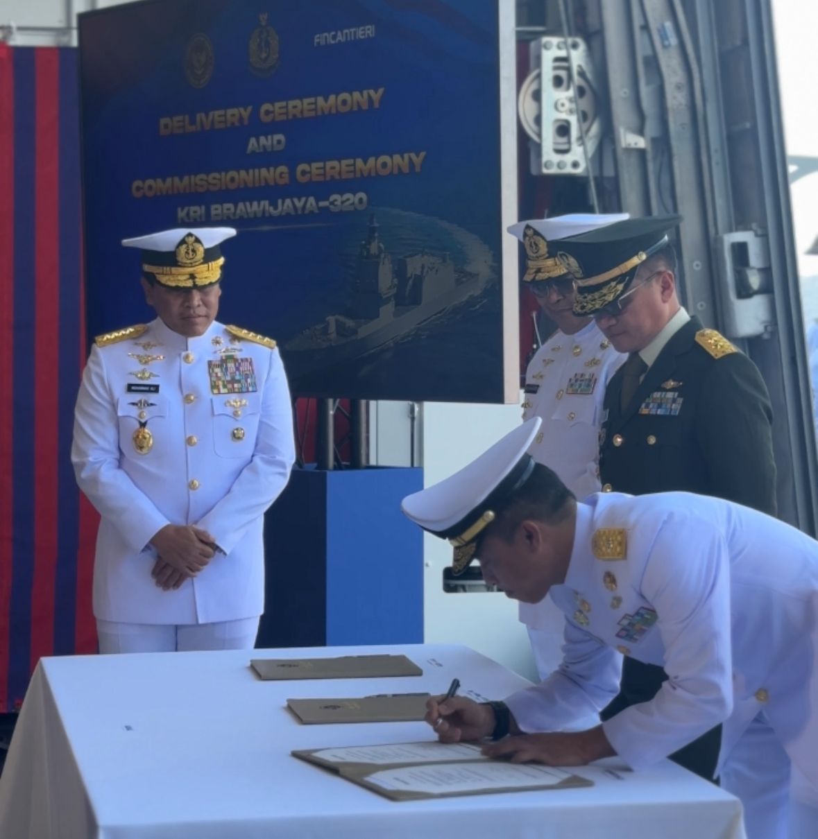 KSAL Laksamana TNI Muhammad Ali menerima KRI Brawijaya-320 di galangan kapal milik perusahaan pembuat kapal Fincantieri di Muggiano, Italia pada Rabu (2/7). (TNI AL) - Image