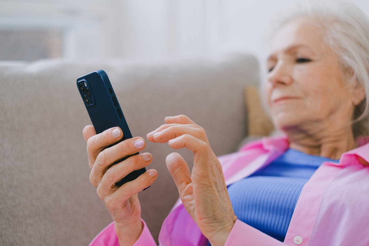 Generasi Baby Boomer yang Menolak Belanja Online Biasanya Punya 7 Ciri Kepribadian Ini, Menurut Psikolog - Image