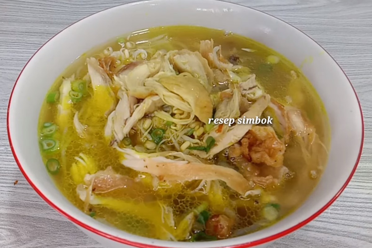 Sajian hasil resep soto ayam kuning. (Tangkapan layar YouTube @resepsimbok) - Image