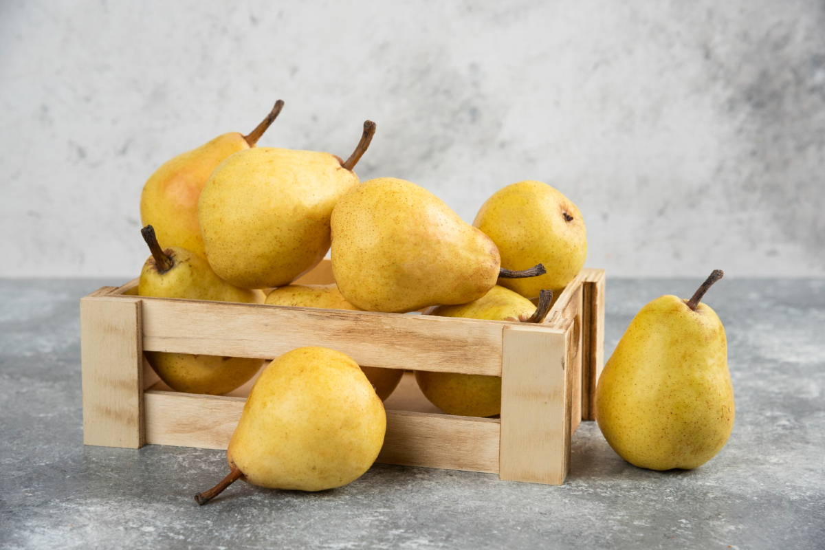 Selain menyegarkan, buah pir juga ternyata punya banyak manfaat untuk ibu hamil (azerbaijan_stockers/Freepik) - Image