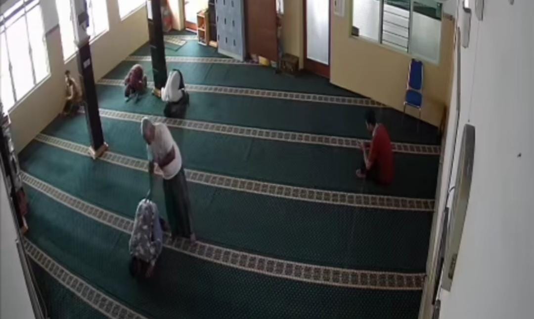 Seorang jemaah yang sedang melakukan sholat tiba-tiba meninggal dunia saat tengah sujud menghadap sang pencipta. (Instagram: @klaten_24jam) - Image