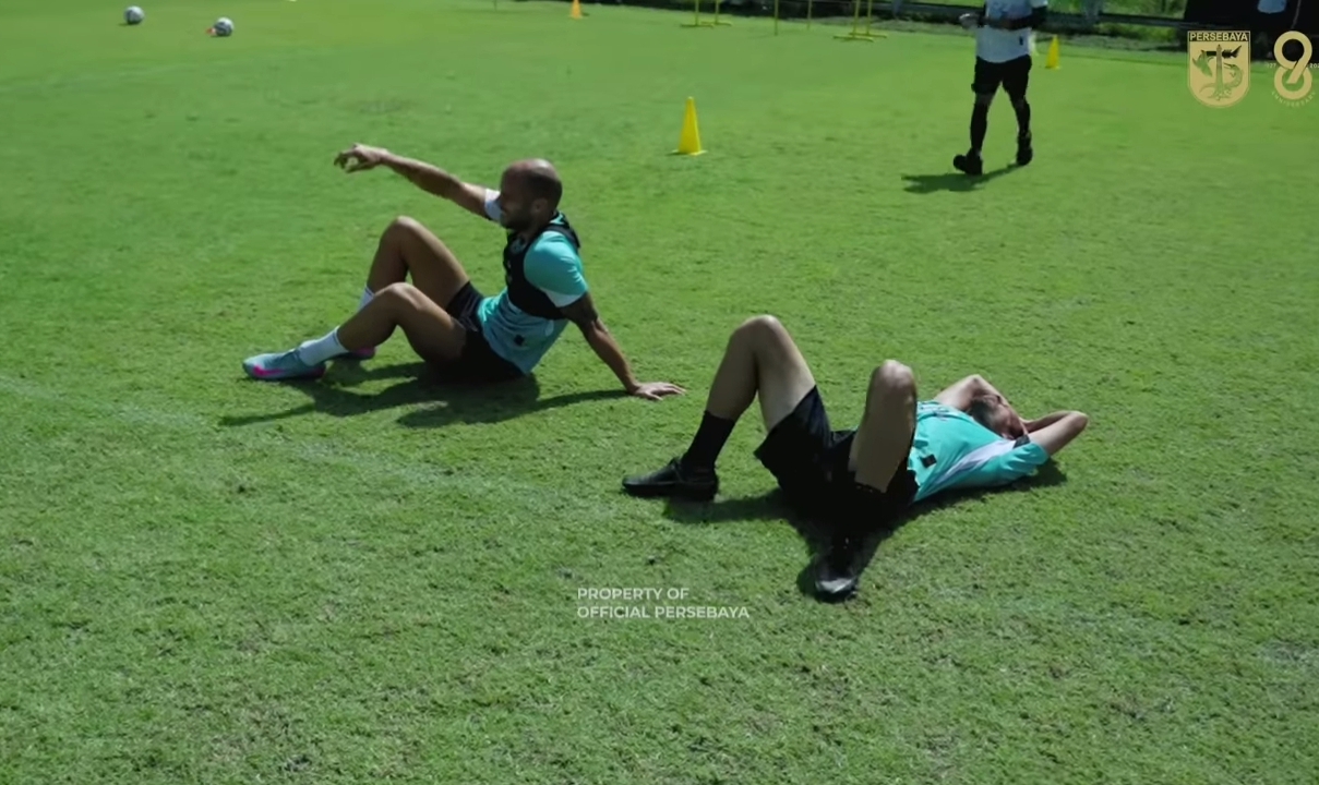 Duo Balkan di Persebaya Risto Mitrevski (kiri) dan Dime Dimov tampak kelelahan setelah melahap Latifah keras. (YouTube Persebaya) - Image