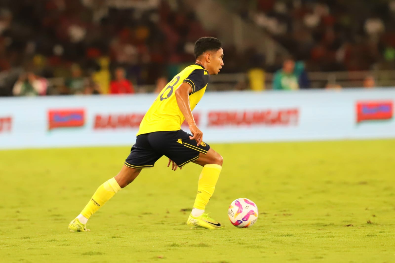 Pemain Oxford United FC sekaligus pengawa Timnas Indonesia Mercelino Ferdinand saat pertandingan Piala Presiden 2025 di Stadion Gelora Bung Karno, Jakarta, Minggu (6/7/2025). (Dery Ridwansah/ JawaPos. - Image