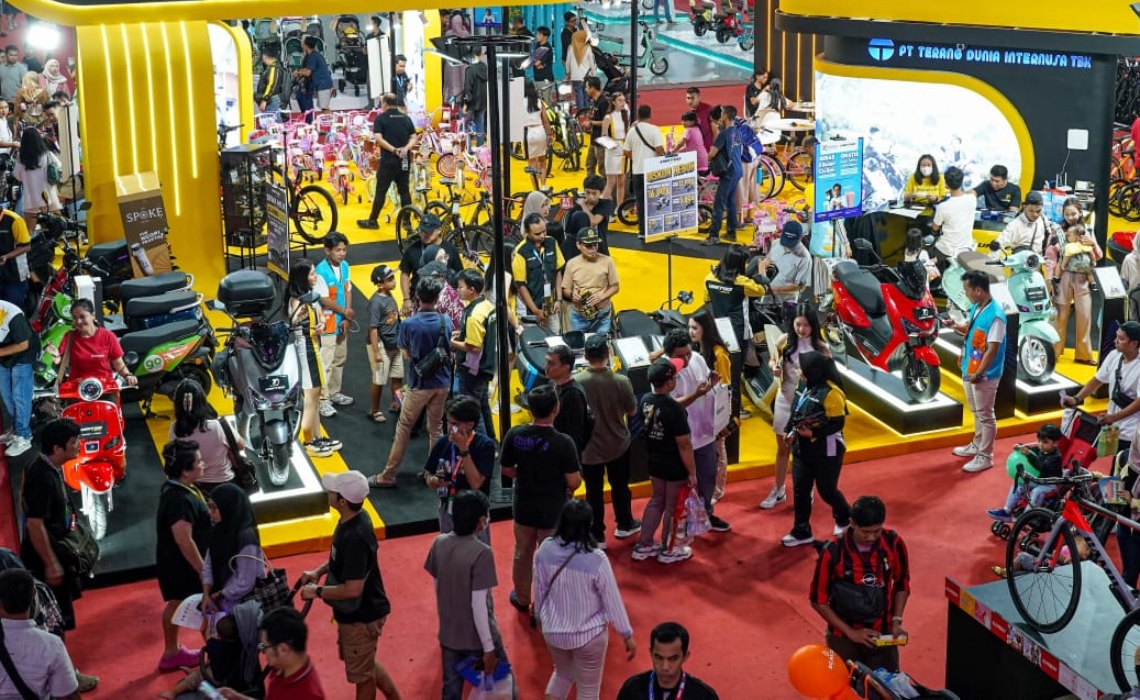 Pengunjung PRJ berburu sepeda motor listrik yang banyak memberikan potongan harga. - Image