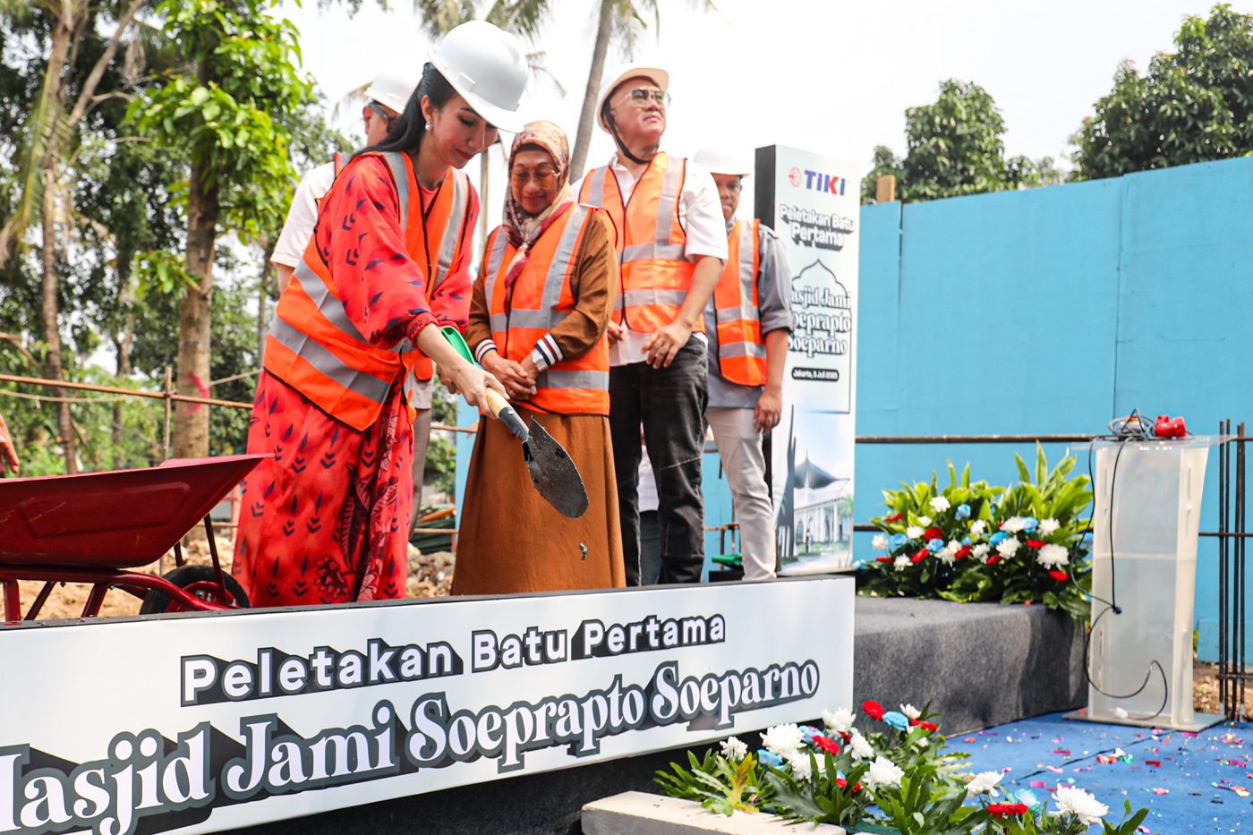 Direktur Utama TIKI Yulina Hastuti (kiri) melakukan proses groundbreaking disaksikan pendiri TIKI -