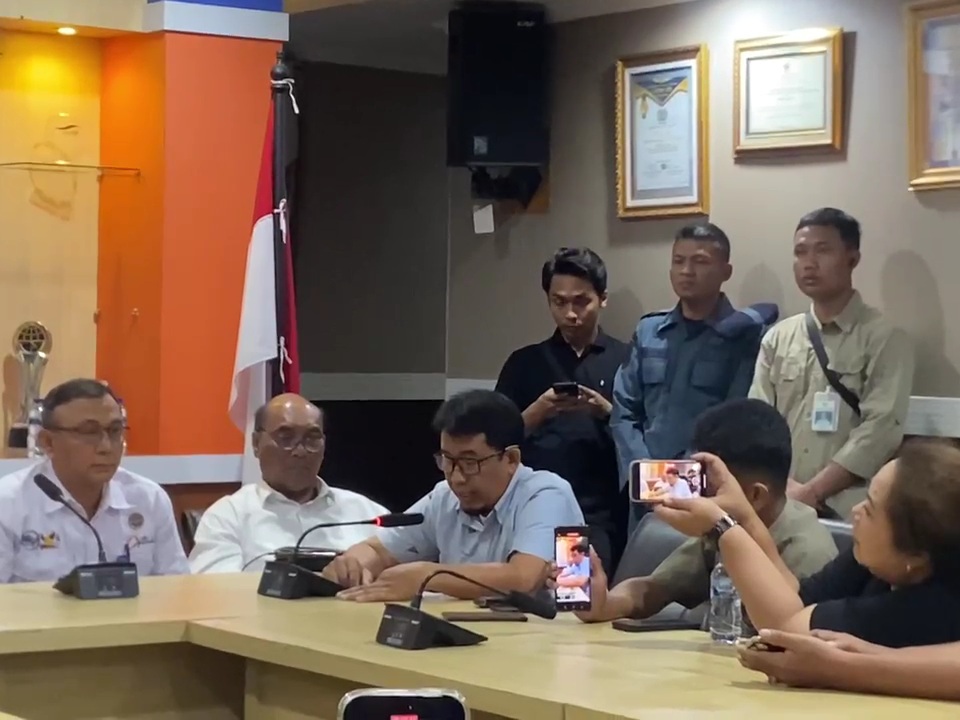 Pemilik KMP Tunu Pratama Jaya, PT Raputra Jaya menyampaikan permohonan maaf terbuka atas tragedi tenggelamnya kapal mereka. (Khusnul for JawaPos.com) - Image