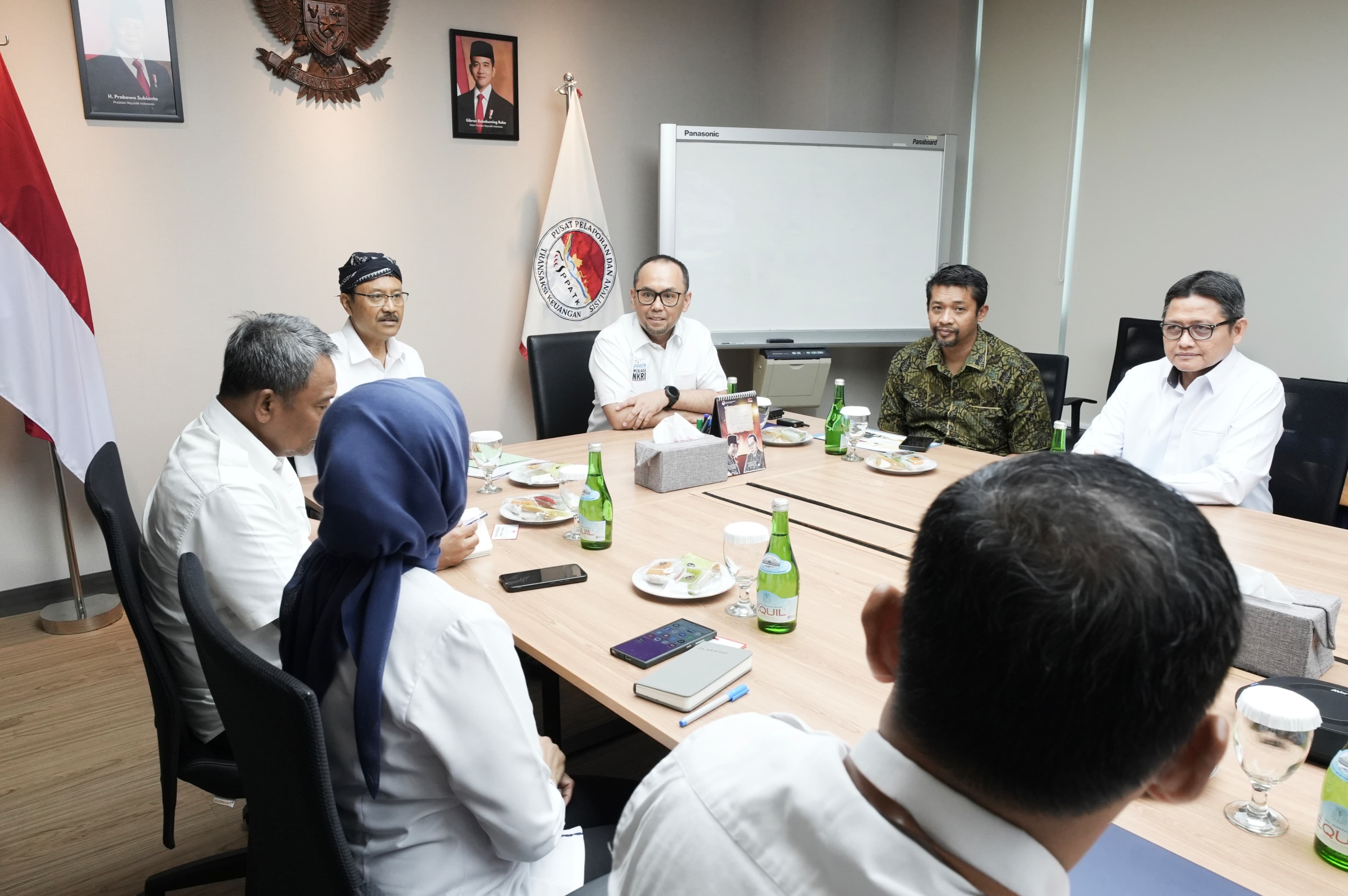 Mensos Saifullah Yusuf dalam pertemuan dengan Ketua PPATK Ivan Yustiavanda di kantor PPATK, Jakarta, pada Jumat (4/7). (Dok: Humas Kemensos) - Image