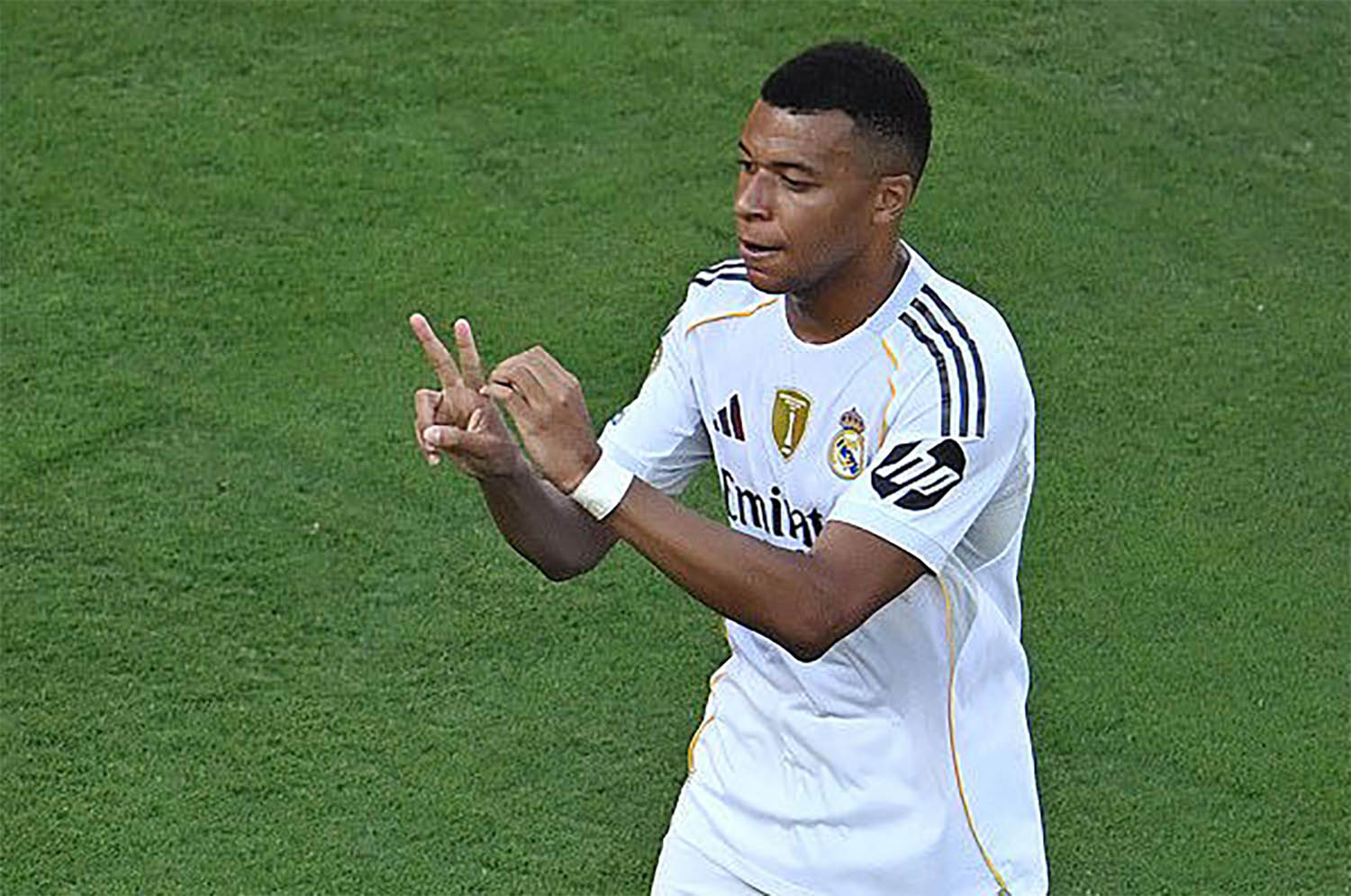 Kylian Mbappe rayakan gol dengan simbol angka 20, mengenang Diogo Jota di laga dramatis kontra Dortmund di Piala Dunia Antarklub. (Dok. Daily Mail) - Image